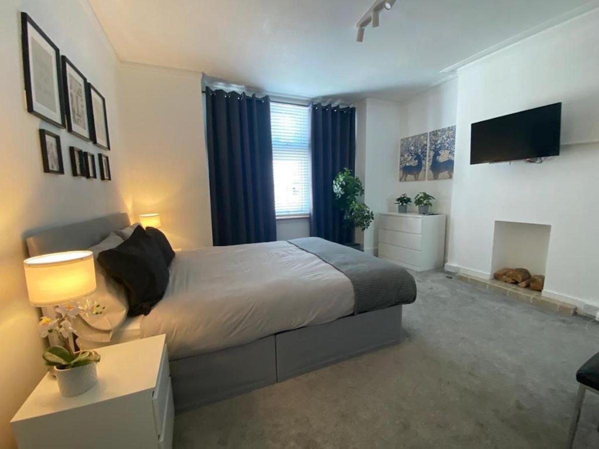 Beautuful 2 Bed In Central Apartment